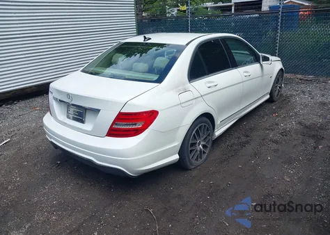 2012 Mercedes-Benz C 250 Luxury/Sport z USA, uszkodzony, nr VIN WDDGF4HB7CR202785